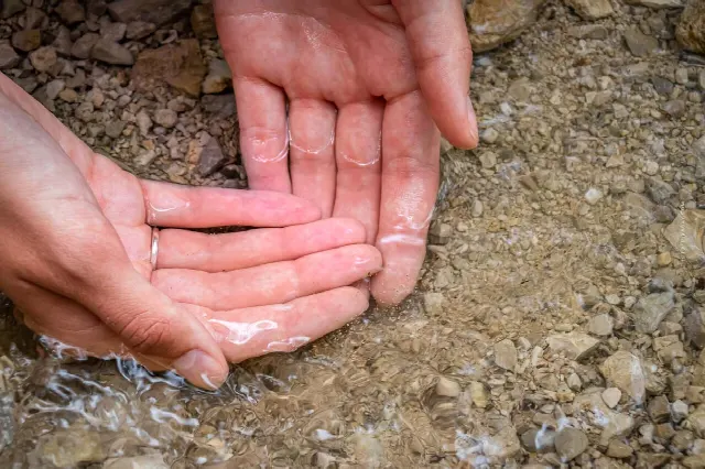 Vender una fuente de agua: Procedimiento, valoración, venta anónima de terrenos y manantiales