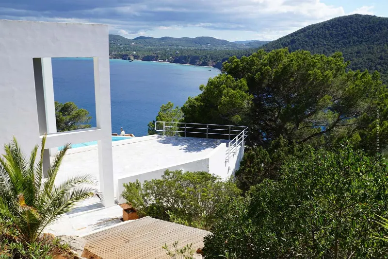Comprar una villa en Ibiza: ¿Dónde comprar? Visita exclusiva a la isla, barrios de villas y consejos de los agentes inmobiliarios