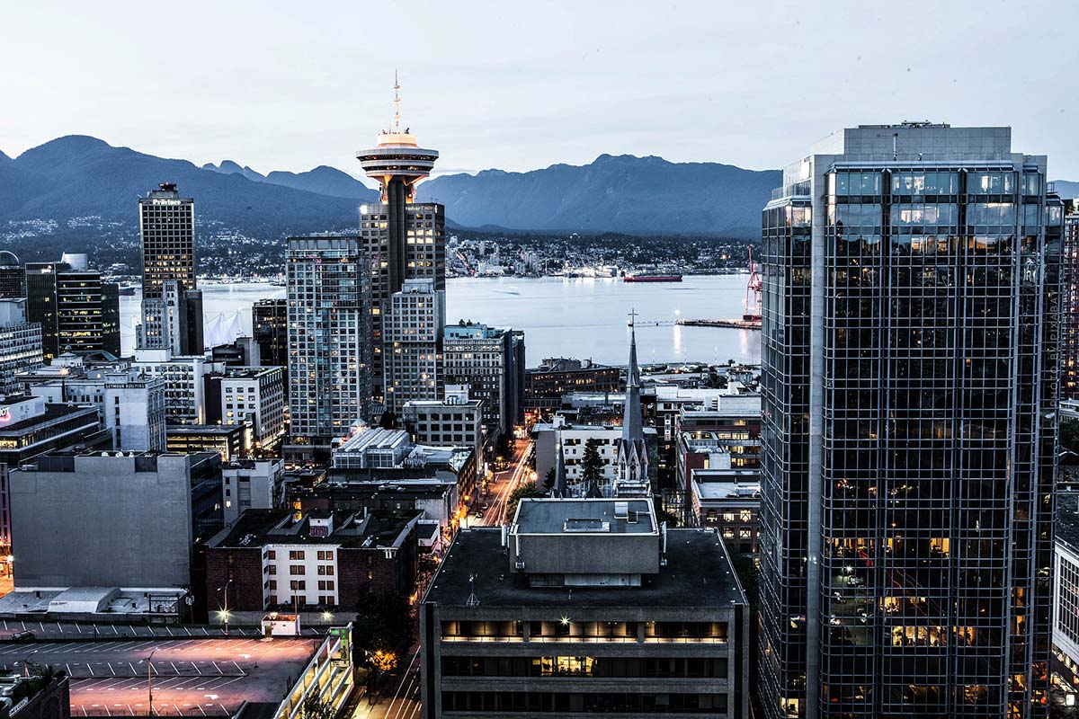 Vancouver Skyline con montañas — mercado inmobiliario canadiense