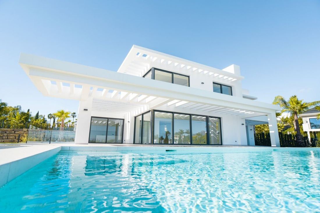 Villa blanca moderna con piscina